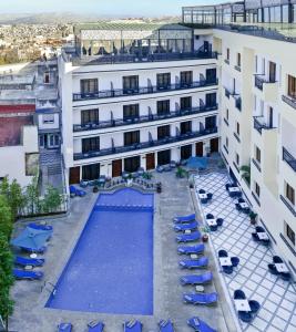 Fes Heritage Boutique luxury Hotel في فاس: اطلالة علوية على فندق به مسبح