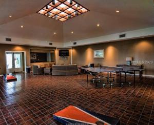 uma sala grande com mesas de pingue-pongue em Cute 2 bedroom, 2 bath Condo at Folly Field Beach em Hilton Head Island