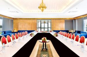une grande salle de réunion avec une grande table et des chaises dans l'établissement Fes Heritage Boutique luxury Hotel, à Fès