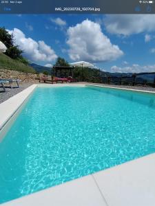 una gran piscina de agua azul en Villa Chanel, en Rensa