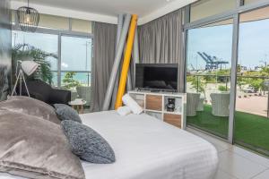 圣玛尔塔Bonita Bay Concept Hotel by Xarm Hotels的一间带床和平板电视的卧室