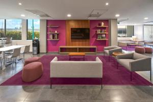 a living room with a purple accent wall at City Express by Marriott San Luis Potosi Zona Universitaria in San Luis Potosí