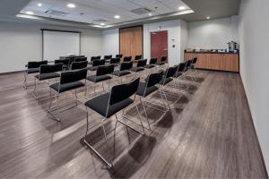 a room with a row of chairs in a classroom at City Express by Marriott San Luis Potosi Zona Universitaria in San Luis Potos&iacute;