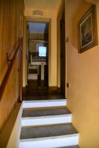 um corredor com escadas que levam a uma casa em I Larici - Appartamento per sognare em Alpe Devero