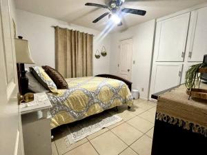 Rest, Relax & enjoy the entire cozy vacational home!客房内的一张或多张床位