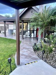Rest, Relax & enjoy the entire cozy vacational home!外面的花园
