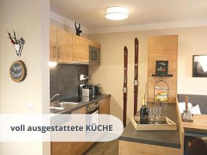 Kuchyň nebo kuchyňský kout v ubytování FeWo schwarzwaldschick Feldberg - wandern & biken ab Haustür - für Naturbegeisterte & Schwarzwald-Fans - mit Whirlwanne