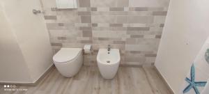 een badkamer met een toilet en een bidet bij Casa Rosina in Castrignano del Capo