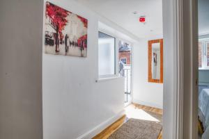 a hallway with white walls and a window at Spacious City Center 2 Bed Apartment Free Wifi in Lincoln