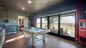 ein Zimmer mit Billardtisch in der Mitte eines Hauses in der Unterkunft Private Guesthouse with Deluxe Home Theater home in Waxahachie