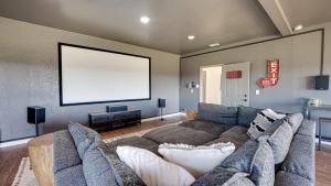 sala de estar con sofá y pantalla grande en Private Guesthouse with Deluxe Home Theater home, en Waxahachie