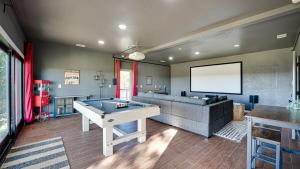ein Wohnzimmer mit einem Billardtisch und einem Sofa in der Unterkunft Private Guesthouse with Deluxe Home Theater home in Waxahachie