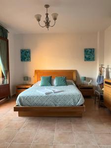 - une chambre avec un lit et un lustre dans l'établissement Lila, à Ayamonte