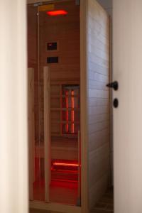 una puerta que conduce a una habitación con un sable de luz rojo en Kuća za odmor Trota, en Otočac