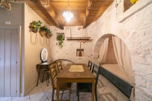阿爾貝羅貝洛的住宿－Trullo Arboris，墙上的桌子和椅子