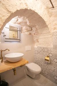 阿爾貝羅貝洛的住宿－Trullo Arboris，一间带水槽和卫生间的浴室