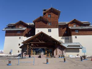 a large building in front of a parking lot at Ski-in/out. Amplio y cómodo Departamento in Lo Barnechea