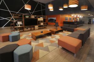 Μια τηλεόραση ή/και κέντρο ψυχαγωγίας στο City Express Plus by Marriott Monterrey Nuevo Sur