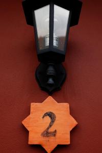 uma luz de rua com um sinal com um número dois em Apartamentos El Campal em Felechosa