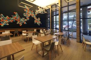 un restaurante con mesas y sillas y una pared con globos en City Express Plus by Marriott Monterrey Nuevo Sur, en Monterrey