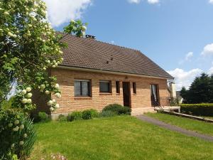 een huis met een grasveld ervoor bij Beatitude62 in Fauquembergues