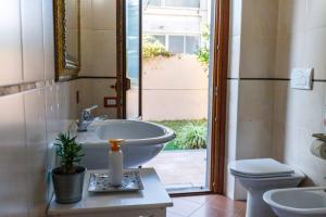 A bathroom at Casa Lilla 1 e 2