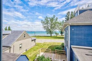 フォート・エリーにあるLake view cottage with three ensuites and elevatorの家のバルコニーから見える海の景色