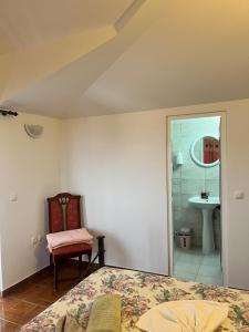 1 dormitorio con 1 cama y baño con lavamanos en Casa BB&Djassi, en Ponta do Sol