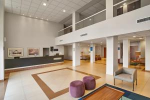 プエブラにあるCity Express by Marriott Puebla Angelopolisの椅子と椅子が備わる病院のロビー