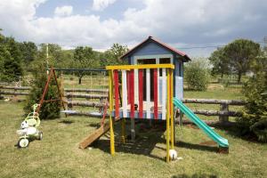 einen Spielplatz mit einem Spielset und einem Haus in der Unterkunft House Stjepan in Krušvar