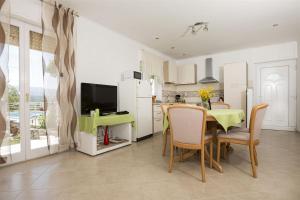 eine Küche und ein Esszimmer mit einem Tisch und Stühlen in der Unterkunft House Stjepan in Krušvar