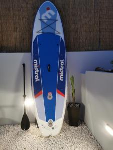 una tabla de surf apoyada sobre una pared junto a una lámpara en Hotel Rania, en Loutra Edipsou