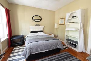 een slaapkamer met een bed en een boekenplank bij Small Suite STEPS from Oberlin in Oberlin