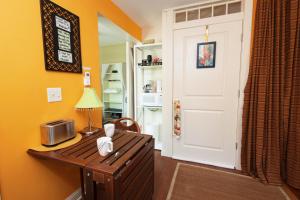 Habitación con mesa de madera y puerta en Small Suite STEPS from Oberlin en Oberlin