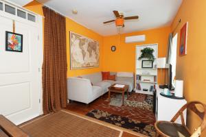 een woonkamer met een bank en een plafondventilator bij Small Suite STEPS from Oberlin in Oberlin