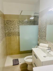 ein Badezimmer mit einem weißen WC und einem Waschbecken in der Unterkunft Wonderful Sea view Yomeli in Playa de las Americas