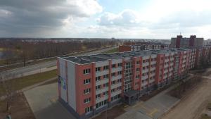 eine Luftansicht eines großen Apartmentgebäudes in der Unterkunft Stiklo Apartamentai in Radviliškis