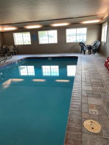 uma grande piscina numa casa em Super 8 by Wyndham Carroll/East em Carroll