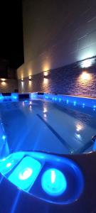 - une baignoire avec des lumières bleues dans la chambre dans l'établissement Luxurious apartment with heated pool jacuzzi, 