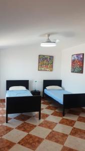 Łóżko lub łóżka w pokoju w obiekcie Casita Beach Front