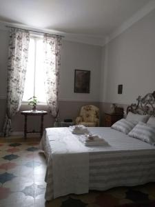 Ein Bett oder Betten in einem Zimmer der Unterkunft La Falconiera