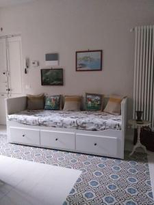 ein Schlafzimmer mit einem weißen Bett mit Kissen darauf in der Unterkunft La Falconiera in Vigevano