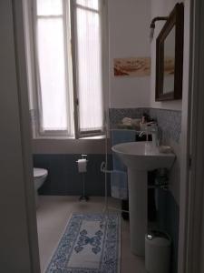 ein Bad mit einem Waschbecken und einem WC in der Unterkunft La Falconiera in Vigevano