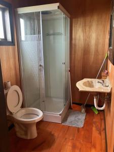 ein Bad mit einer Dusche, einem WC und einem Waschbecken in der Unterkunft El banzai in Punta Del Diablo