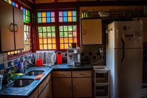 una cucina con lavandino e frigorifero di Villa Zanotto Piri a Pirenópolis