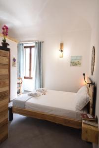 เตียงในห้องที่ La Casa di Dario