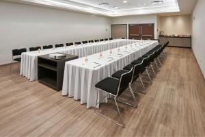 a row of tables and chairs in a room at City Express Junior by Marriott San Luis Potosi Carranza in San Luis Potosí