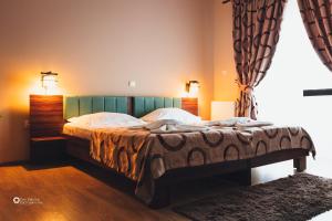 Ένα ή περισσότερα κρεβάτια σε δωμάτιο στο Pensiunea Willy Silvas +23 φωτογραφίες