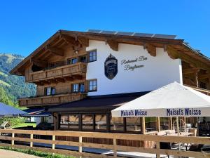 un gran edificio con un cartel en el costado en Appartment Haus Bergtraum, en Westendorf