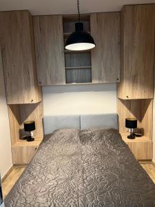 sypialnia z łóżkiem z dwoma lampami w obiekcie Aquarius Kilińskiego 3 w mieście Grodzisk Mazowiecki